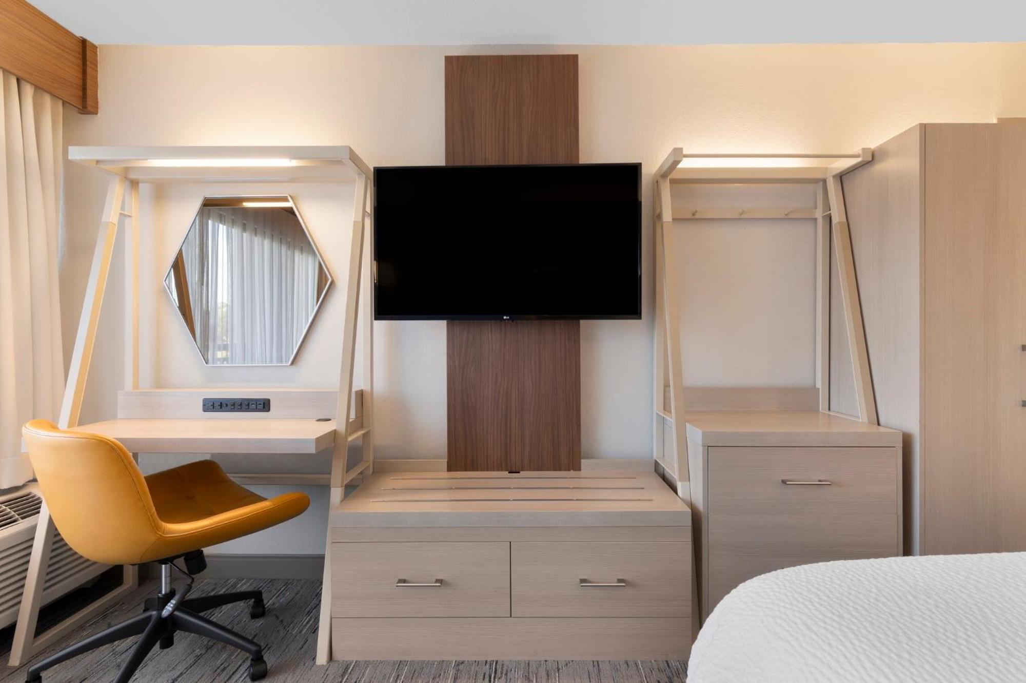 Express By Ihg Hotel 3*